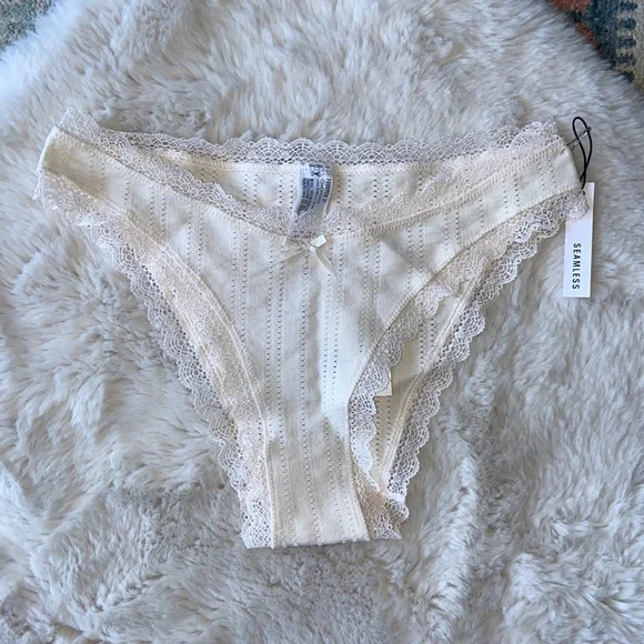 Forever 21 lace trim cheeky panty cream color seamless eyelet material vanilla M - Picture 4 of 11